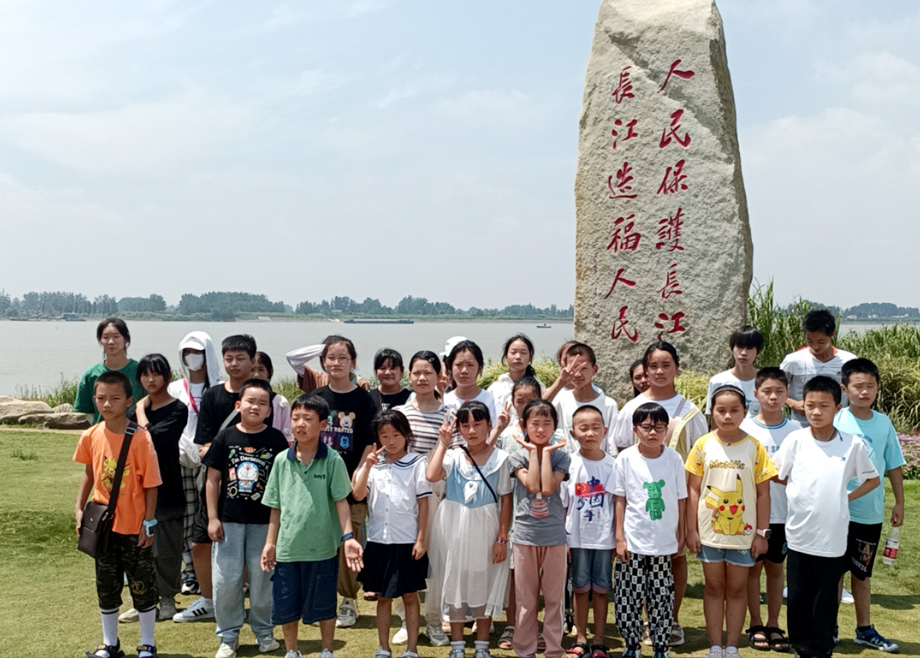 尊龙凯时华东新能源汽车公司助力脱贫村儿童开展游学活动